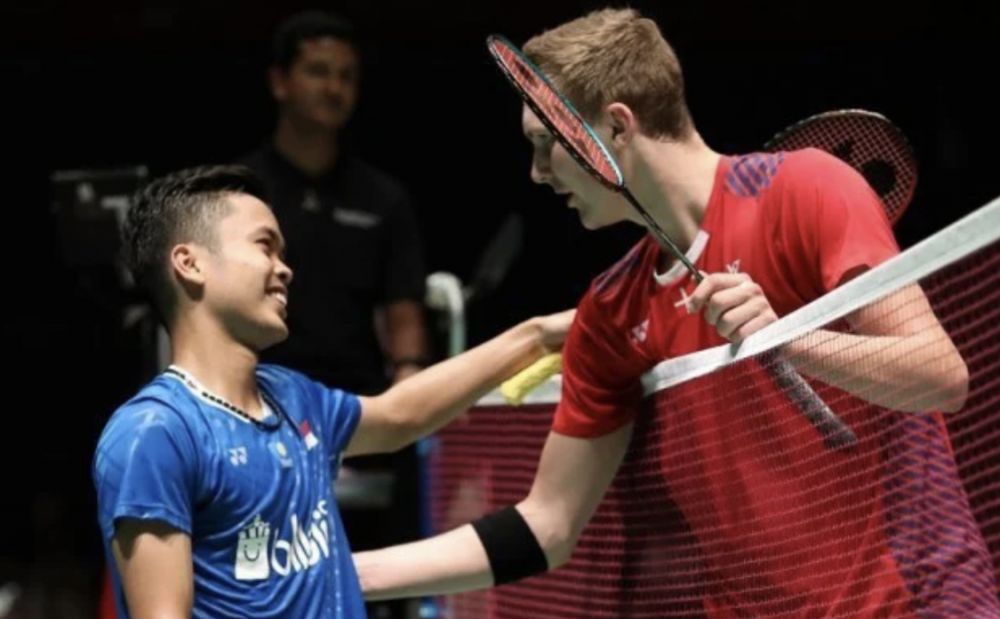 Anthony Sinisuka Ginting (kiri) dan Viktor Axelsen (kanan)