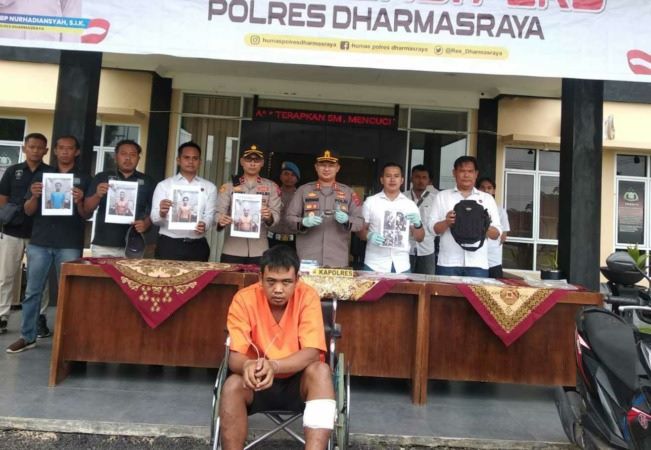 Salah satu pelaku inisial SR(33), warga KM 7 Desa Makin, Kecamatan Tebing Tinggi Kabupaten Tanjung Jabung Barat, terpaksa diberi hadiah timah panas dibagian kaki oleh petugas Karena melawan saat akan diamankan.