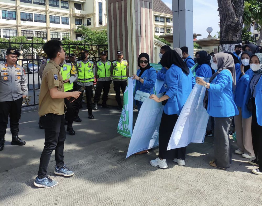 Orasi di Mapolda Jambi, Mahasiswa Minta Kapolda Tangkap Baroq Angsari CS Dugaan Pelaku Illegal Mining