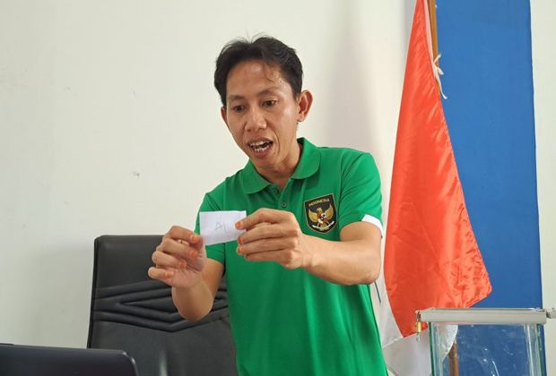 Direktur Kompetisi (Dirkom) Asprov PSSI Jambi, Rino Ricardo saat drawing cabor sepak bola Porprov