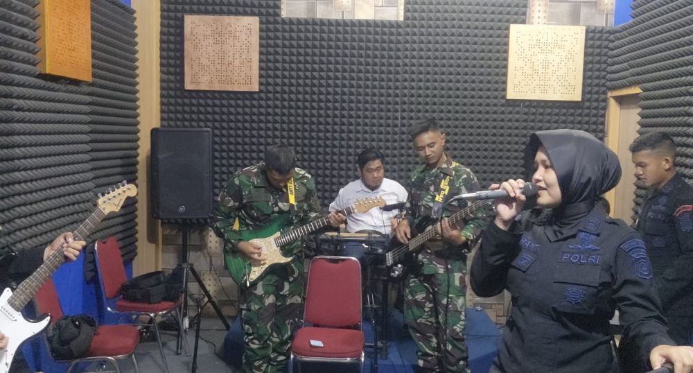 Sinergitas TNI dan Polri, Band Kartipala Brimob Polda Jambi Latihan Bersama Personel Yonif Raider 142/KJ
