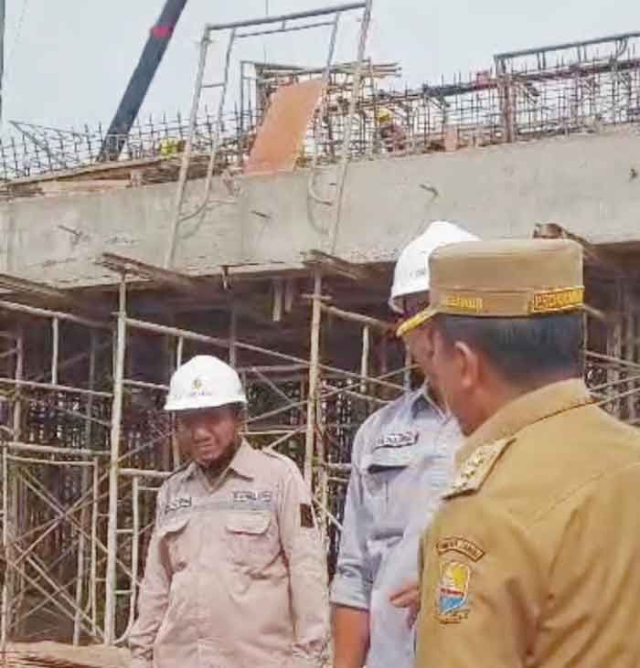 Gubernur Jambi Al Haris meninjau pekerjaan pembangunan stadion milik Pemprov Jambi di Pijoan, Kabupaten Muaro Jambi (17/7).