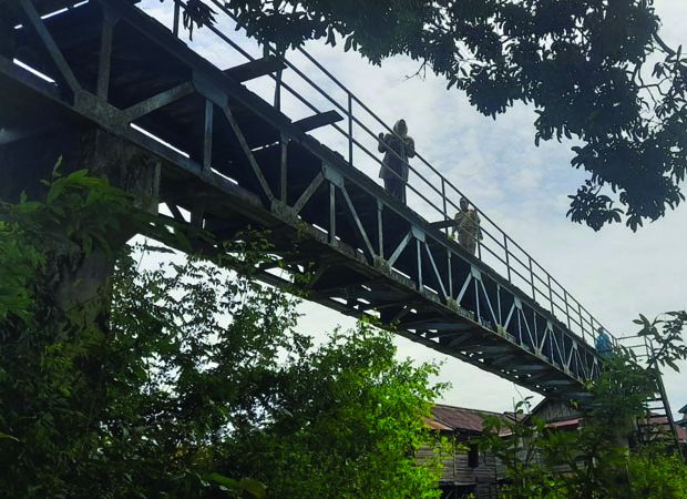 KEROPOS: Kondisi jembatan yang menjadi akses utama pelajar SDN 68 Kota Jambi, di Kelurahan Legok, Kecamatan Danau Sipin, telihat sangat memprihatinkan.