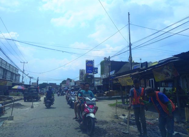DIPERBAIKI: Penanganan Jalan TP Sriwijaya yang dilakukan Bidang Bina Marga Dinas PUPR Kota Jambi.