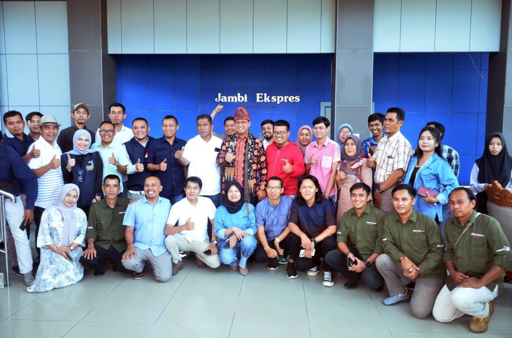 Capres Anies Baswedan saat foto bersama dengan Crew Jambi Ekspres Group di Graha Pena Jambi Ekspres.