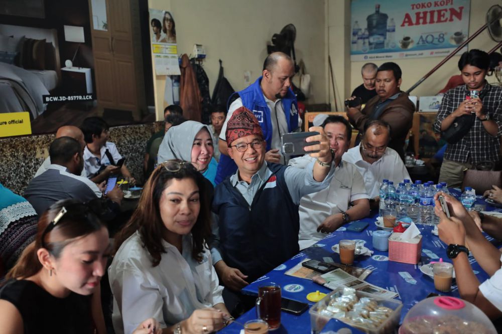 Ngopi di Tempat Legendaris, Anies Puji Kuliner dan Keramahan Masyarakat Jambi