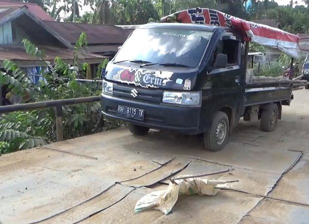 JEMBATAN: Jembatan besi yang berada di RT 005 RW 002 Kelurahan Rano, Kecamatan Muara Sabak Barat, Tanjabtim, sering rusak.