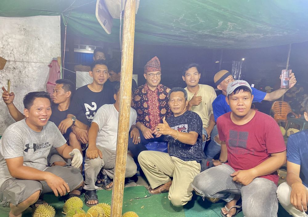 Warga Teriaki Anies Presiden Saat Makan Duren Bersama Warga Jambi di Tugu Juang.