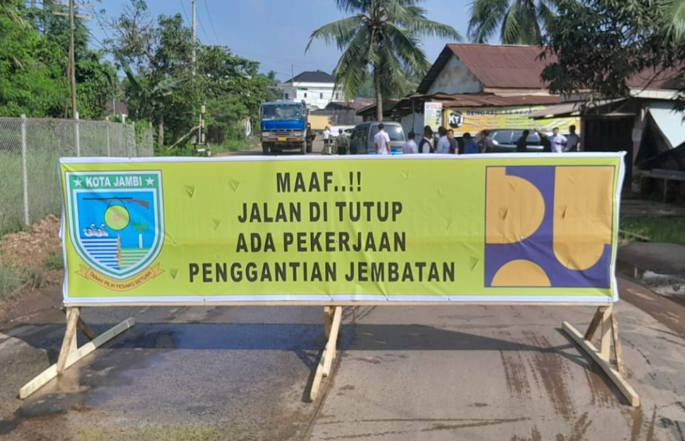 Akses lalu lintas di Jalan Lirik, Kenali Asam Atas, Kecamatan Kita Baru ditutup karena ada pembangunan jembatan.

 