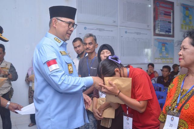 Walikota Jambi menyerahkan bantuan kepada korban kebakaran di RT 08, Kelurahan legok.

 