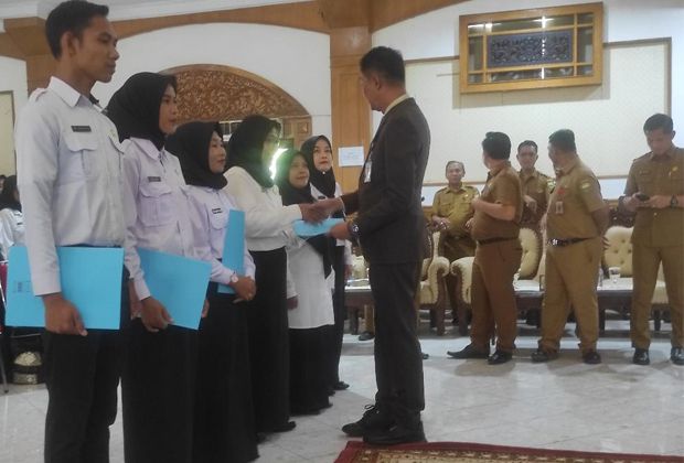 TERIMA SK: Pj Bupati Muaro Jambi, Bachyuni Deliansyah, saat menyerahkan SK Pengangkatan dan Penandatanganan Kontrak PPPK bagi jabatan fungsional tenaga guru dan teknis formasi tahun 2022, Senin (31/07/23) di aula Nang Inang kantor Bupati Muaro Jambi. 