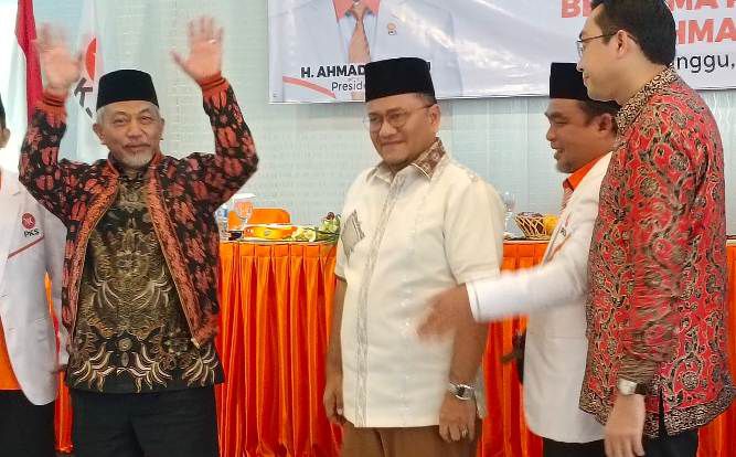 Wakil Walikota Jambi, Maulana tampak mersa bersama kader dan Presiden PKS Ahmad Syaikhu saat menghadiri konsolidasi pemenangan Pemilu 2024.

 