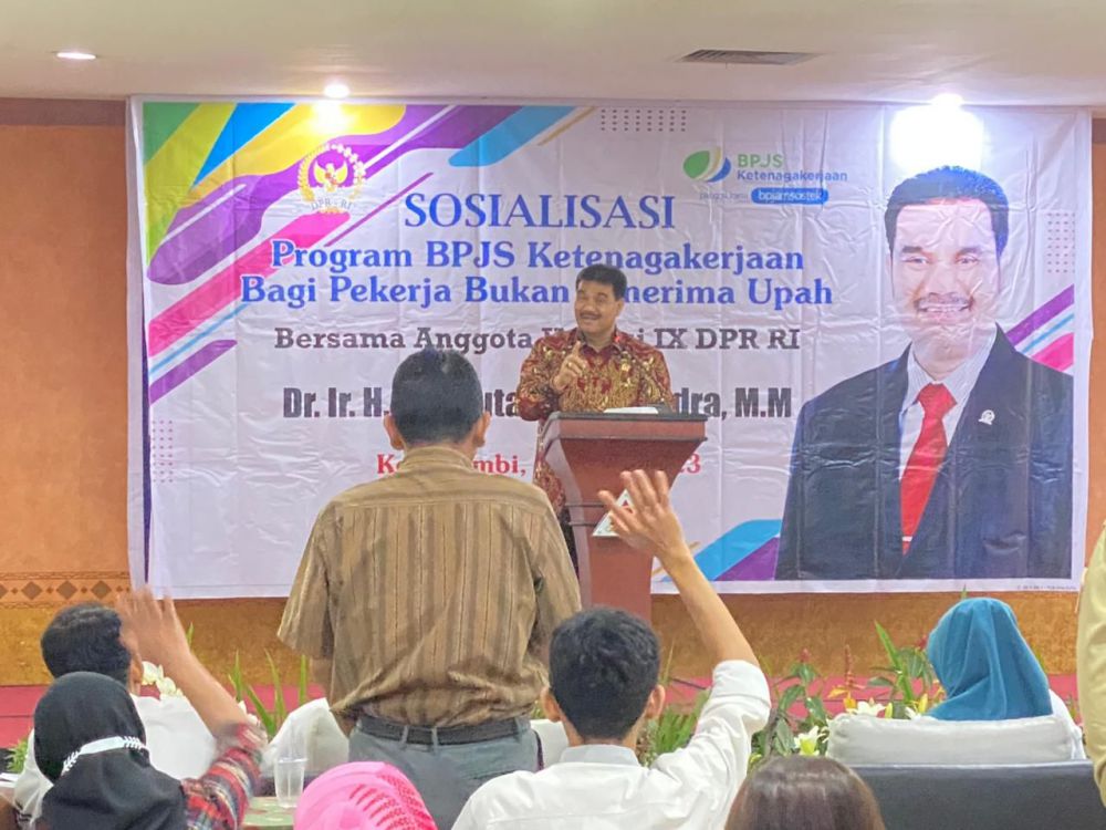 Anggota Komisi IX DPR, RI Dr. Ir. H. A.R. Sutan Adil Hendra, MM melakukan sosialisasi program BPJS ketenagakerjaan bagi pekerja bukan penerima upah.