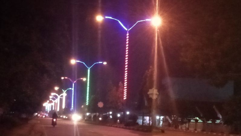 Lampu hias dengan beragam corak warna menghiasi wajah kota Sarolangun pada malam hari.