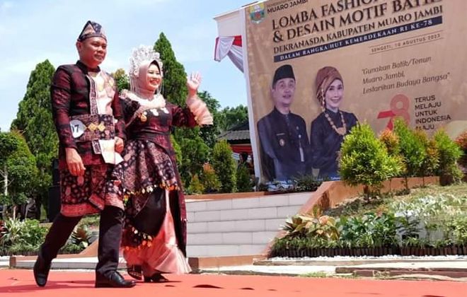 FASHION SHOW: Para Pejabat Muaro Jambi, ikut lomba fashion show dan desain motif batik kearifan lokal budaya daerah, Kamis (10/8).