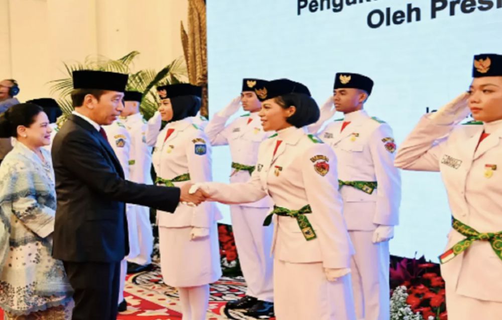 Presiden Joko Widodo (Jokowi) mengukuhkan 76 pelajar menjadi Pasukan Pengibar Bendara Pusaka