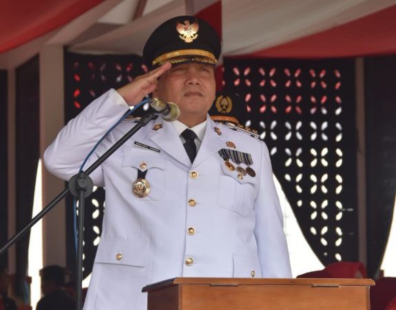 PJ Bupati Sarolangun Dr Ir Bachril Bakri, M.App, Sc saat jadi Inspektur Upacara HUT Kemerdekaan RI Ke-78 Tahun 2023 di Kabupaten Sarolangun.