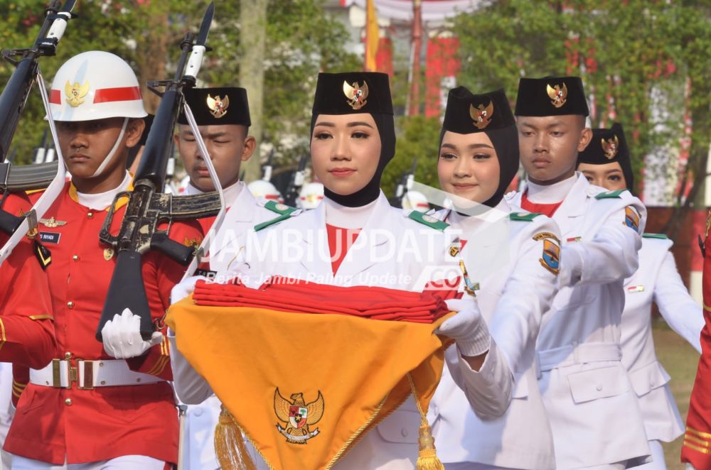 Cerita Putri Ala Gayatri, Paskibraka Provinsi Jambi Pembawa Baki Bendera Merah Putih Saat Upacara HUT RI di Lapangan Kantor Gubernur Jambi