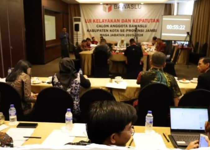Calon anggota Bawaslu Kabupaten/kota mengikuti uji kelayakan dan kepatutan bersama Bawaslu Provinsi Jambi yang menjadi perpanjangan tangan Bawaslu RI di hotel Aston, Kota Jambi.

