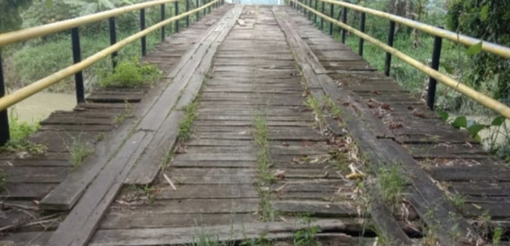 Jembatan Semi permanen di Desa Tebat Ijuk Dili, Kecamatan Depati Tujuh Kerinci rusak.