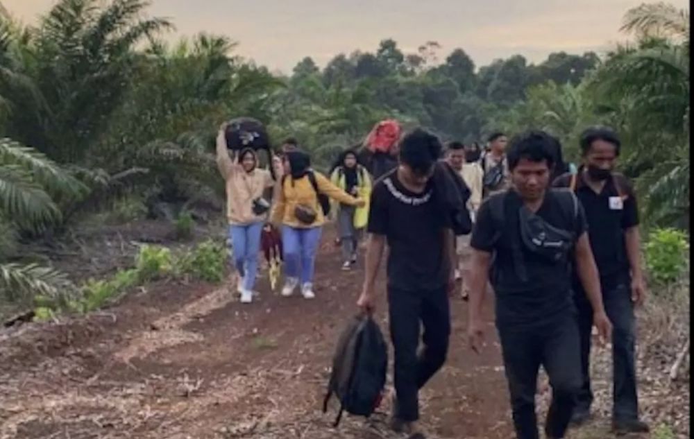 TNI Angkatan Laut menggagalkan pengiriman Calon Pekerja Migran Indonesia (PMI) yang akan dikirimkan secara ilegal ke Malaysia. Mereka diamankan di Pesisir pantai Sepahat, Kabupaten Bengkalis, Provinsi Riau, Sabtu (19/8). 
