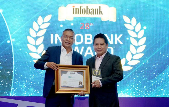 Direktur Utama PT Bank Syariah Indonesia Tbk (BSI) Hery Gunardi (kanan) menerima penghargaan The Best Financial Performance Bank in 2022 (KBMI 3) Asset > IDR 200 Trillion dan Excellent Financial Performance Bank in 2022 dari 28th Infobank Award pada acara Infobank Banking Mastery Forum 2023 di The Ritz Carlton Mega Kuningan Jakarta, Jumat (25/08).

PT Bank Syariah Indonesia Tbk (BSI) terus menunjukkan komitmen membangun ekosistem keuangan syariah di Indonesia melalui berbagai kerja sama dan program strategi yang berhasil memberikan dampak positif terhadap pertumbuhan kinerja perseroran. Berkat hal ini, sampai Agustus 2023 BSI berhasil meraih 68 penghargaan di tahun 2023.