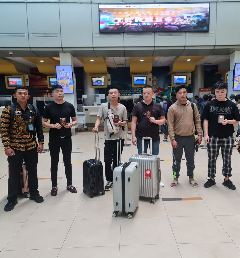 Imigrasi Jambi Pulangkan 4 WNA Asal China yang Sempat Diamankan Petugas Bandara