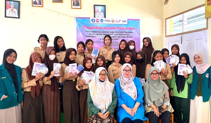 Dosen Keperawatan FKIK Universitas Jambi membentuk dan memberikan pelatihan kepada kader Kesehatan Reproduksi serta kenalkan Mestrual kit dalam Pengabdian pada Masyarakat di SMPN 4 Kota Jambi.