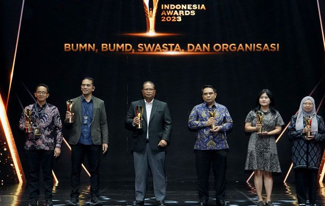 Direktur Sales & Distribution PT Bank Syariah Indonesia Tbk (BSI) Anton Sukarna (tiga dari kanan) menerima penghargaan Special Recognition of Outstanding Initiative atas inisiatif Program Desa BSI (Bangun Sejahtera Indonesia) di Jakarta, Kamis (31/08).

PT Bank Syariah Indonesia Tbk (BSI) mendapatkan apresiasi “Special Recognition of Outstanding Initiative” dalam ajang Indonesia Awards 2023 atas insiatif perseroan membangun ekonomi desa di 10 provinsi di Tanah Air dengan menyentuh 4.095 orang penerima manfaat. BSI berkomitmen untuk terus memperkuat ekonomi desa melalui Program Desa BSI, dengan penguatan sumberdaya lokal untuk meningkatkan kesejahteraan masyarakat.