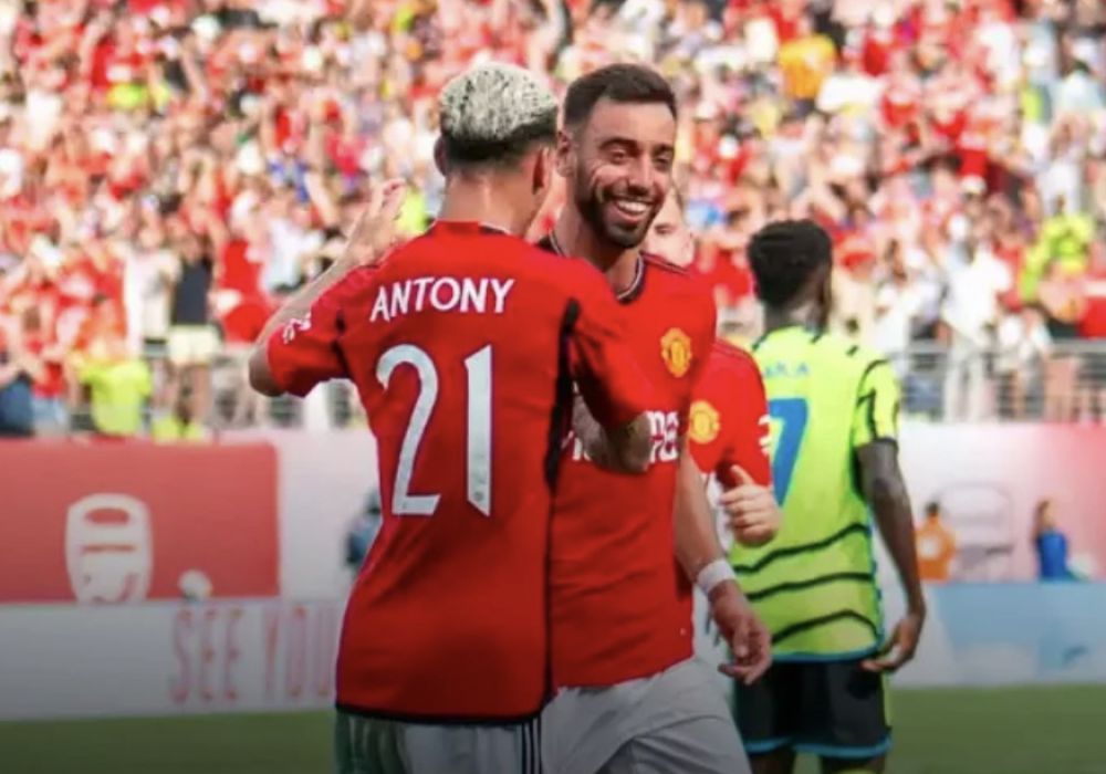 Bruno Fernandes merayakan golnya bersama Antony.