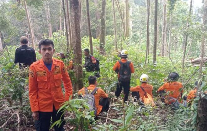 Tim Basarnas, Kecamatan Gunung raya, TRC, Koramil, Kapolsek bersama masyarakat melakukan pencarian warga yang hilang.