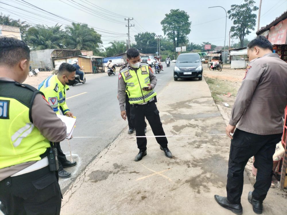 Salip Truk dari Sebelah Kiri, Pengendara Sepeda Motor Oleng dan Terjatuh, Bocah 5 Tahun Meninggal di Tempat