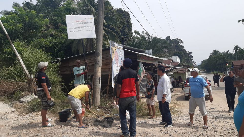 Tim pengamanan aser PT SMA memasang papan plang larangan penggunaan jalan holling batu bara di dusun Tebat untuk kegiatan komersial
