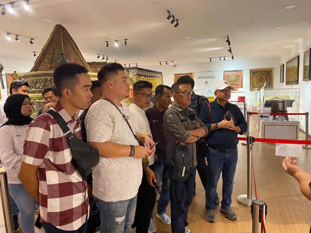 Direktur Tour and Travel Surya Wijaya (Topi Putih) bersama peserta tour SMSI Provinsi Jambi saat di Galeri Aura Islam di Johor Bahru, Malaysia