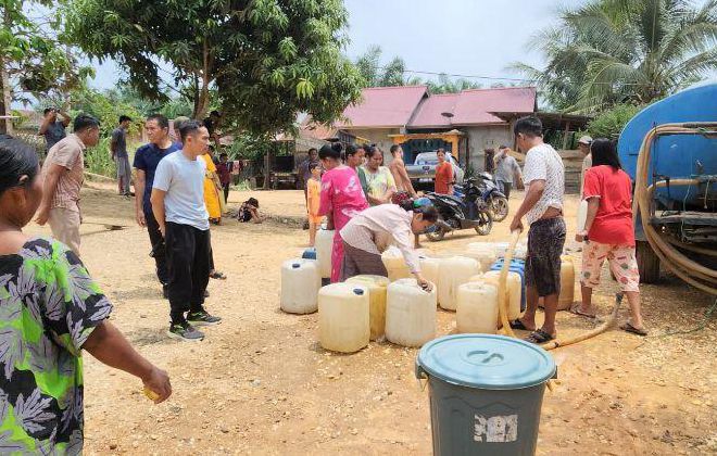 Tindak lanjuti Instruksi PJ Bupati Sarolangun, Camat Pauh Jupri bersama Pemerintah Desa saat menyalurkan satu tangki air ke Desa Sepintun.