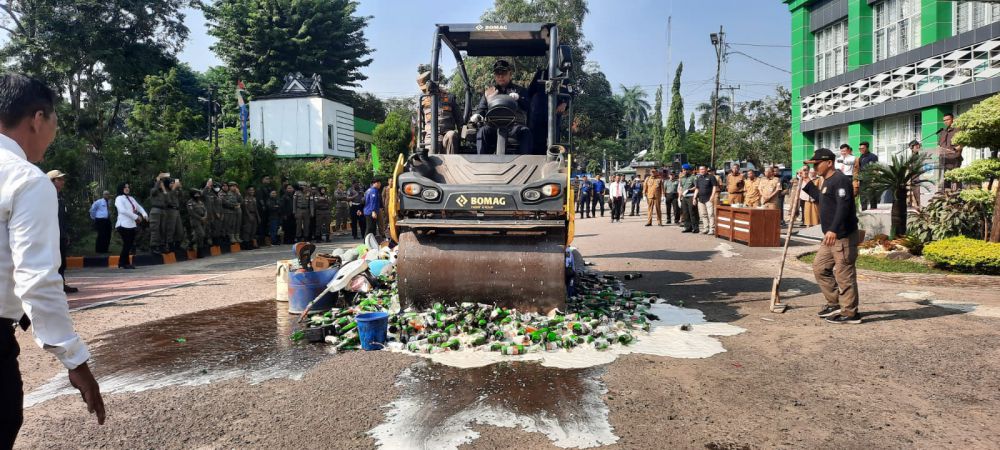 Hasil Razia Satpol PP, Wako Fasha Pimpin Pemusnahan 2.026 Botol Minol