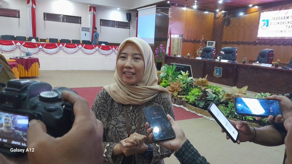 Dewi Prawita Kusuma Astuti dari Direktorat Gratifikasi dan Pelayanan Publik KPK saat memberikan keterangan kepada pers usai sosialisasi di DPRD Tanjab Barat.