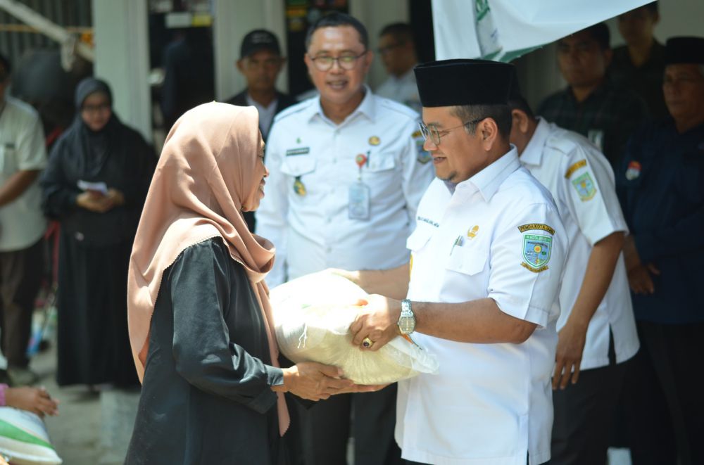 Wakil Walikota Jambi Dr Maulana menyerahkan secatra simbolis bansos beras 10 kg untuk warga Kota Jambi-Humas Kota Jambi