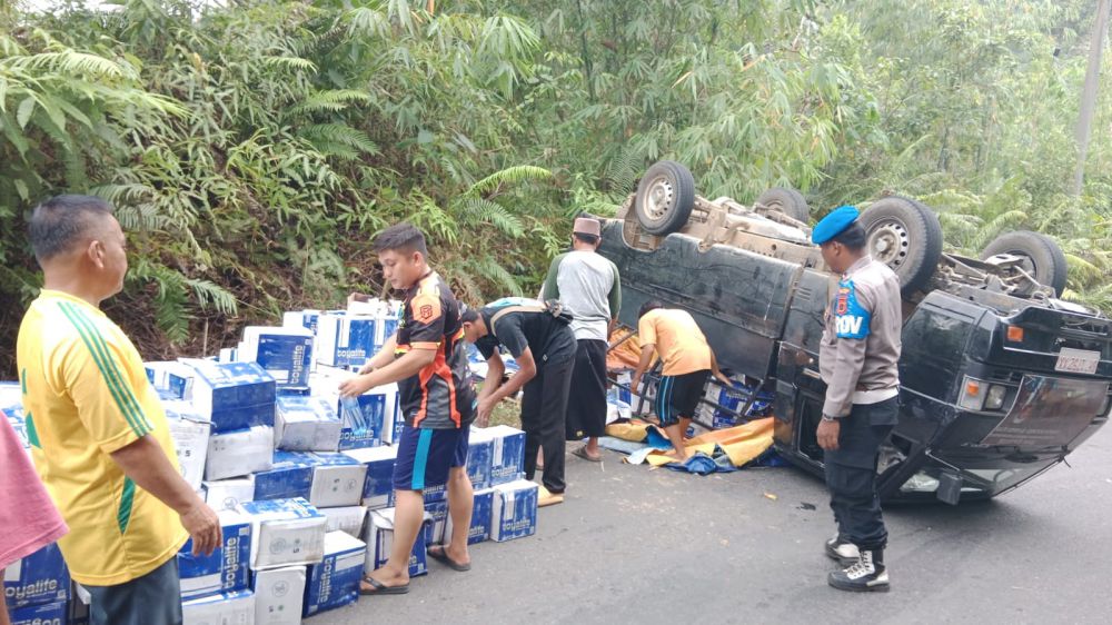 Mobil Bermuatan Barang Logistik Rombongan Ustadz Solmed Alami Kecelakaan Tunggal di Merangin