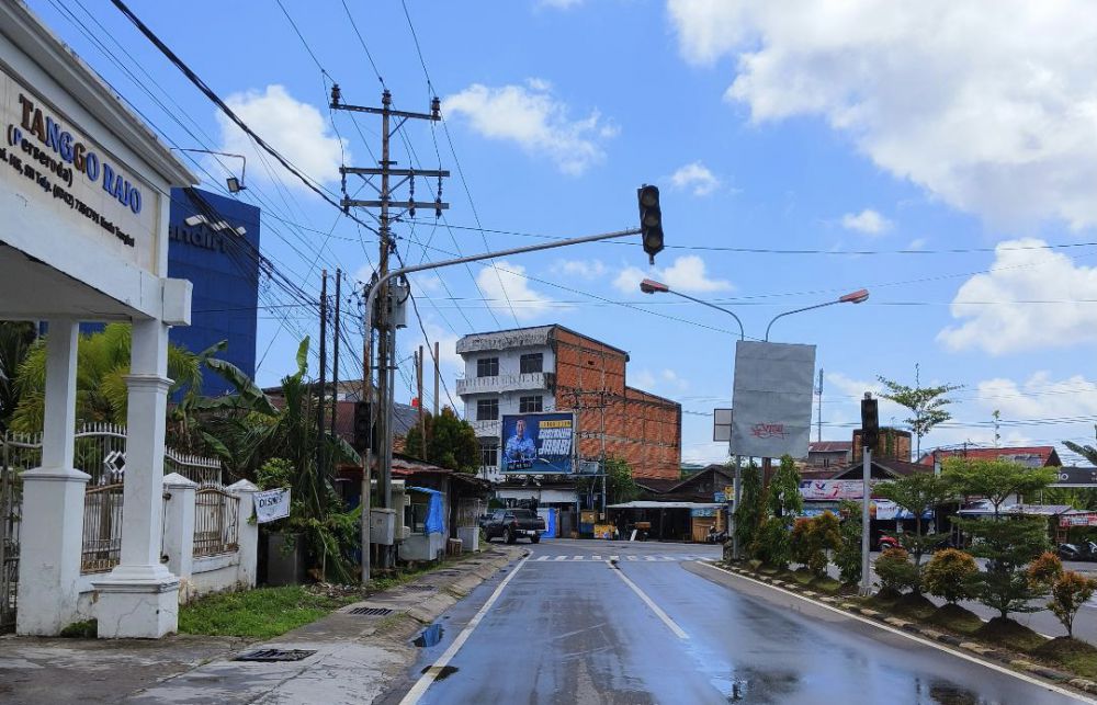 Traffic Light di Jalan Patunas Persimpangan Kota Kuala Tungkal tidak berfungsi. 