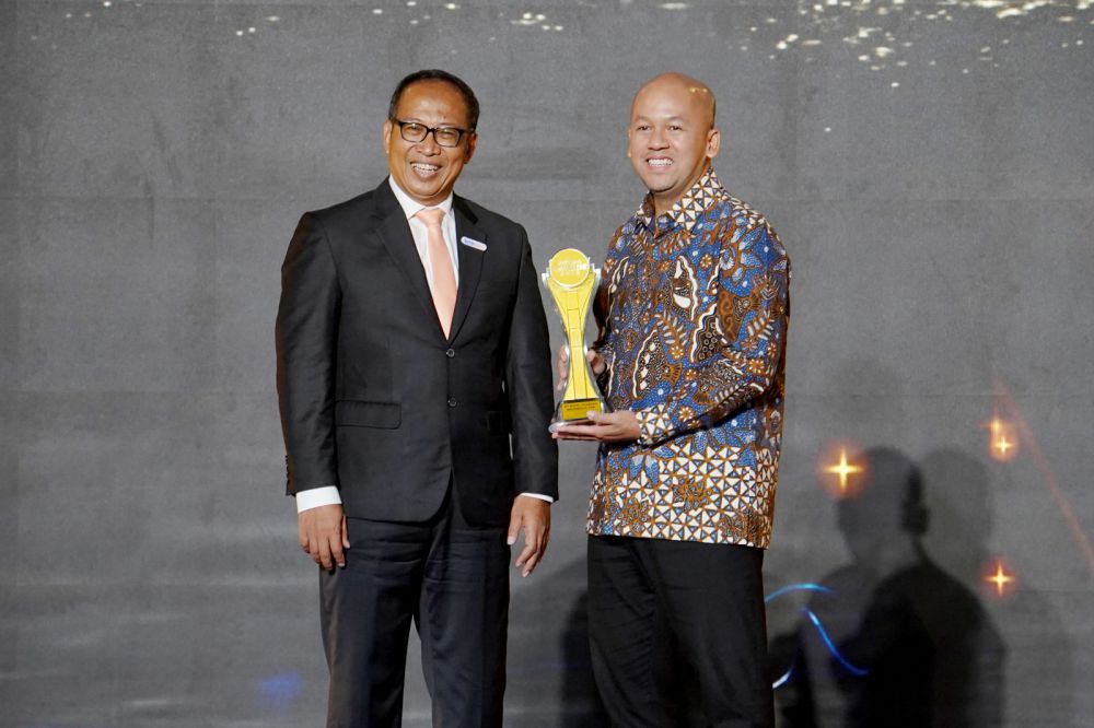 Direktur Finance & Strategy PT Bank Syariah Indonesia Tbk (BSI) Ade Cahyo Nugroho (kanan) menerima penghargaansebagai “Bank Dengan Pertumbuhan Laba Tertinggi” dalam ajang DETIK AWARDS 2023: Adapt and Transform to an Era of Change, Kamis (20/9).