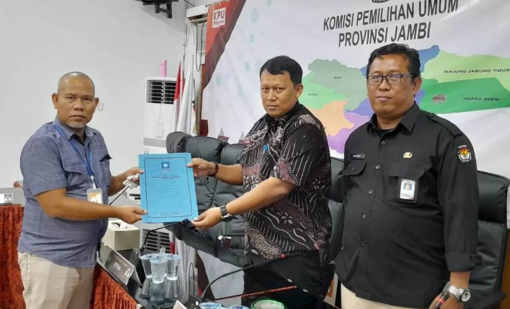 Komisioner KPU Provinsi Jambi, Suparmin menerima calon pengganti 4 bakal calon anggota legislatif (bacaleg) yang dinyatakan Tidak memenuhi Syarat (TMS).

 

 