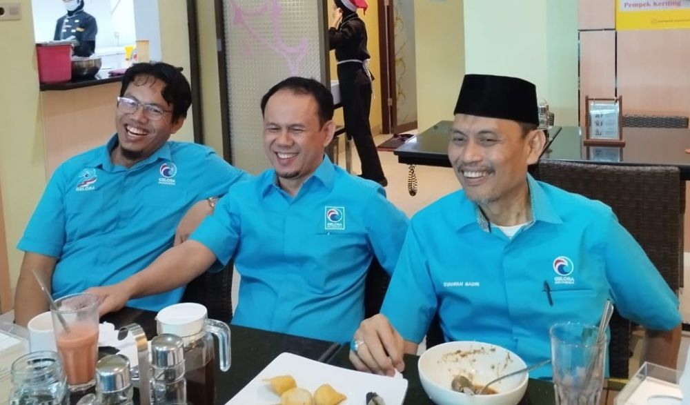 Sekjen DPN Partai Gelora, Mahfuz Sidik (tengah) menyampaikan keterangan persnya usai menghadiri konsolidasi pemenangan Pemilu di Provinsi Jambi.