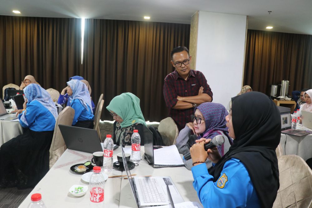 Pimred Jambi Ekspres Pirma Satria menjadi pembicara dalam workhsop Tanoto Foundation, Rabu (27/9) dengan tema Menulis ala Jurnalis.