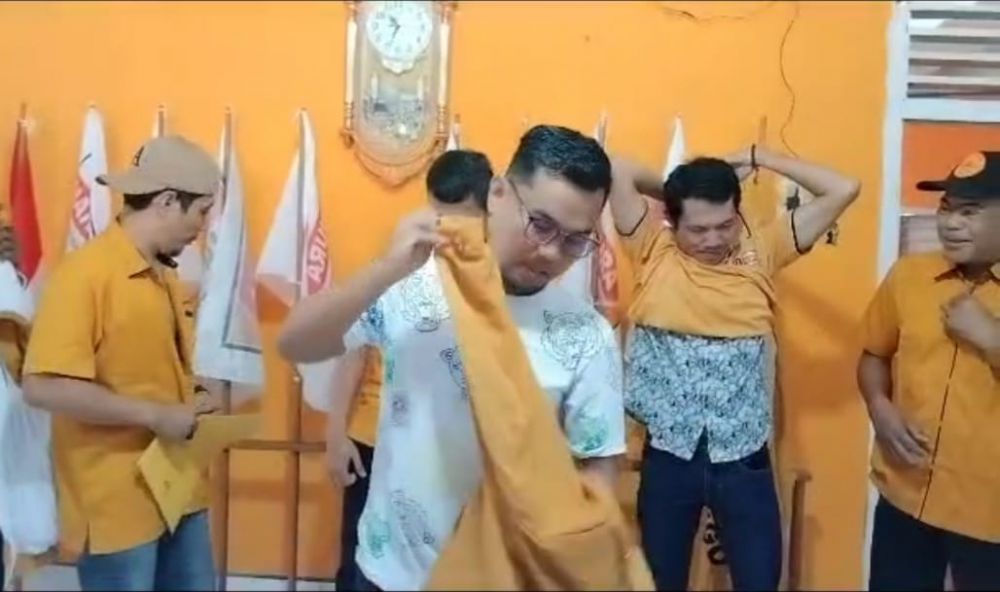 LEPASJAKET: Ketua DPC Hanura Bungo beserta sejumlah kader melepaskan baju kebesaran partai Hanura setelah menyatakan mundur