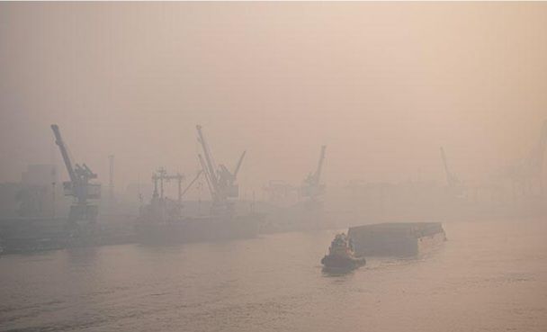 Sungai Musi yang tertutup kabut asap di Palembang, Sumatera Selatan, Jumat 15 September 2023.