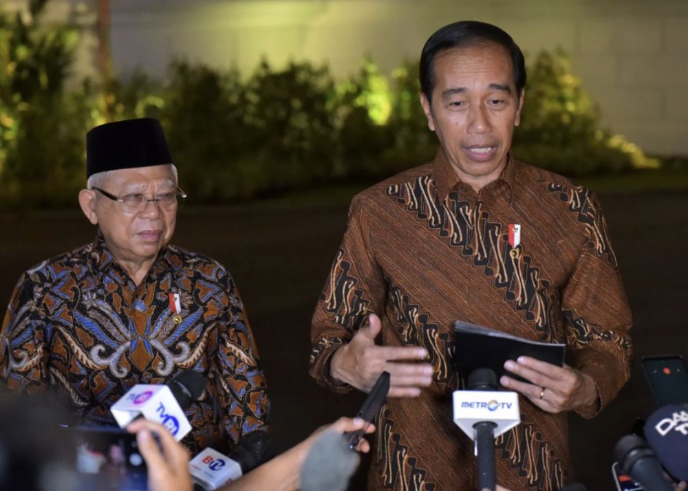 Presiden Jokowi respon mencuatnya isu reshuffle usai acara Istana Berkebaya di Istana Merdeka.