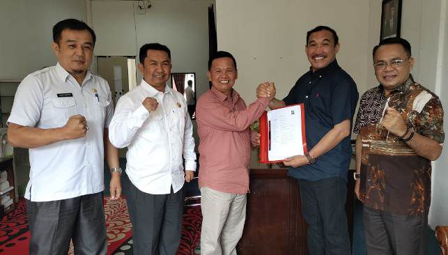 Asraf saat menyerahkan berkas calon PJ Bupati Kerinci, Rabu (4/10/2023). 

 