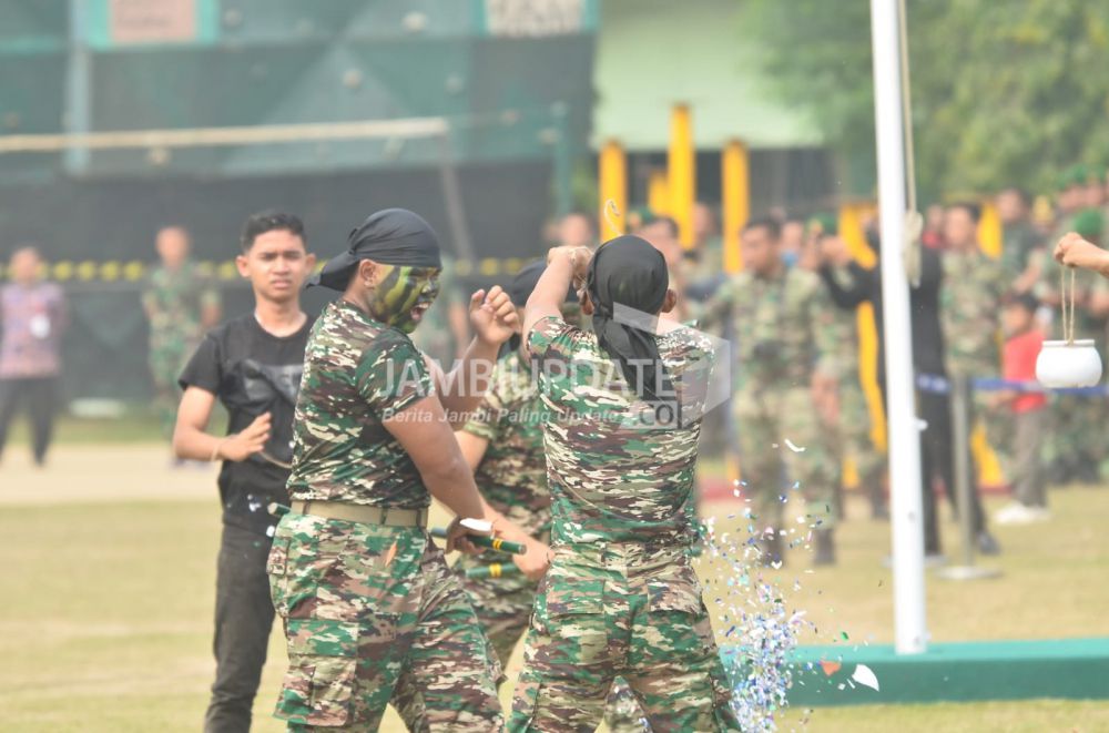 Upacara HUT TNI Ke-78 Dimeriahkan Atraksi Barongsai dan Aksi Bela Diri dari Prajurit