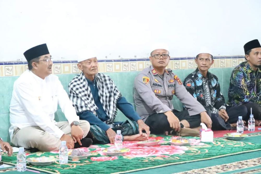 Bupati Tanjab Barat Hadiri Peringatan Maulid Nabi SAW di Masjid Raudatul Mutaqqin Desa Pembengis